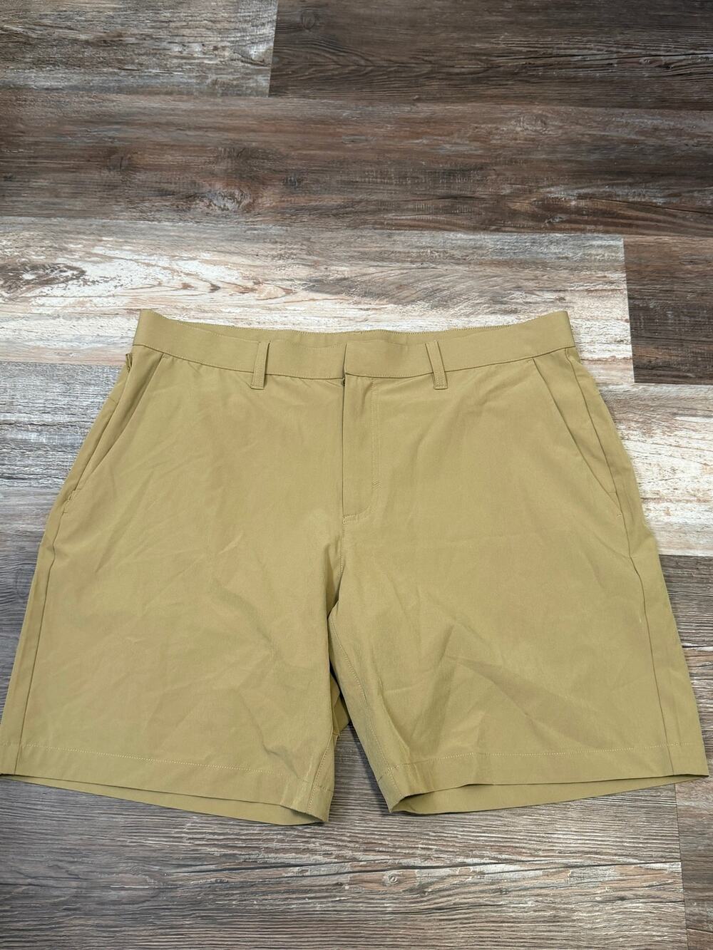 Fabletics men’s khaki pocket chino shorts in business casual golf sizez 35 EUC